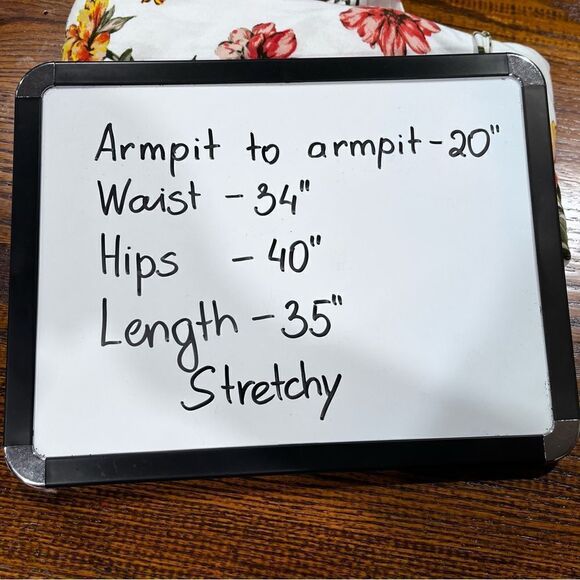 Floral short sleeve v-neck dress with belt - Picture 9 of 13